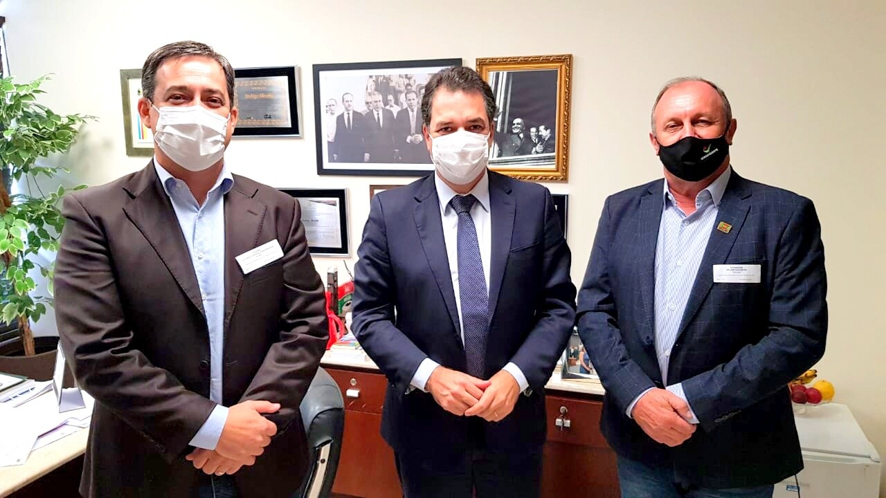 Deputado Rodrigo Minotto, secretário de Educação de Criciúma, Miri Dagostin, e o secretário geral da prefeitura, Vagner Espíndola Rodrigues