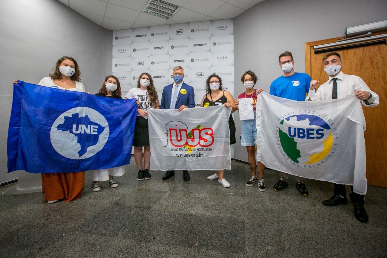 Estudantes entregam projeto que cria Programa de Renda Básica em SC