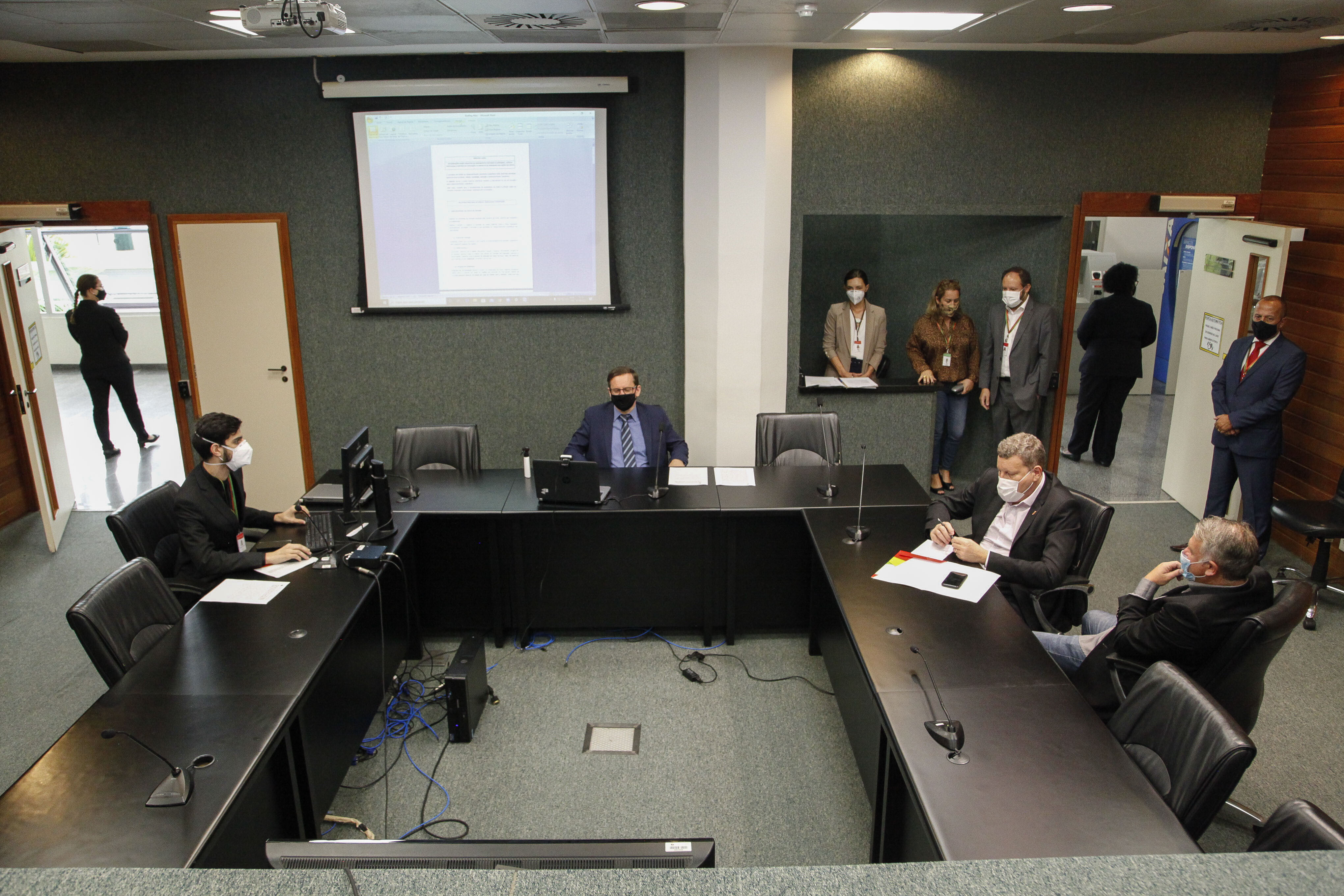 Deputado e secretários divergem sobre valores previstos em MP