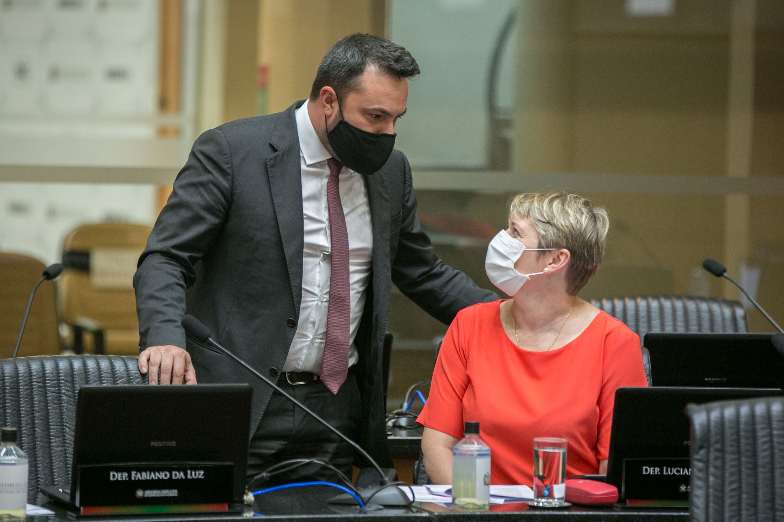 Deputado Marcius Machado (PL)  e Deputada Luciane Carminatti (PT)