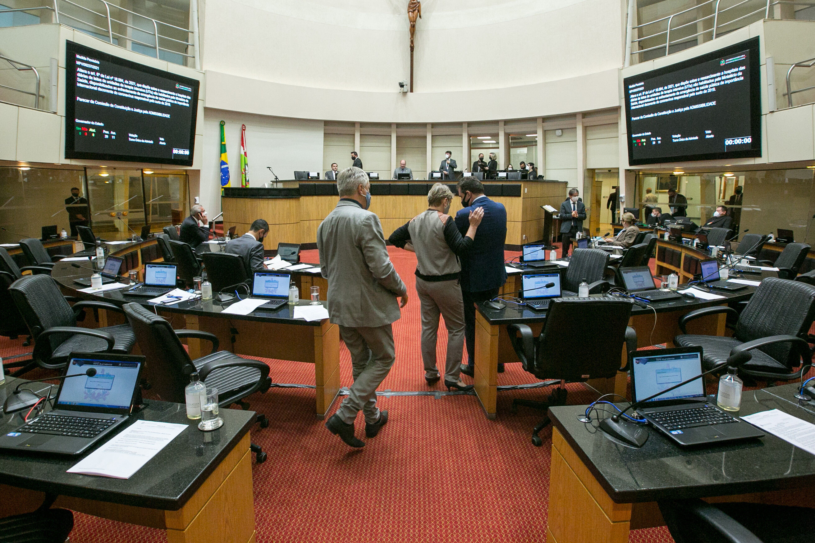 Parlamentares aprovam cinco projetos de lei nesta terça-feira (27)