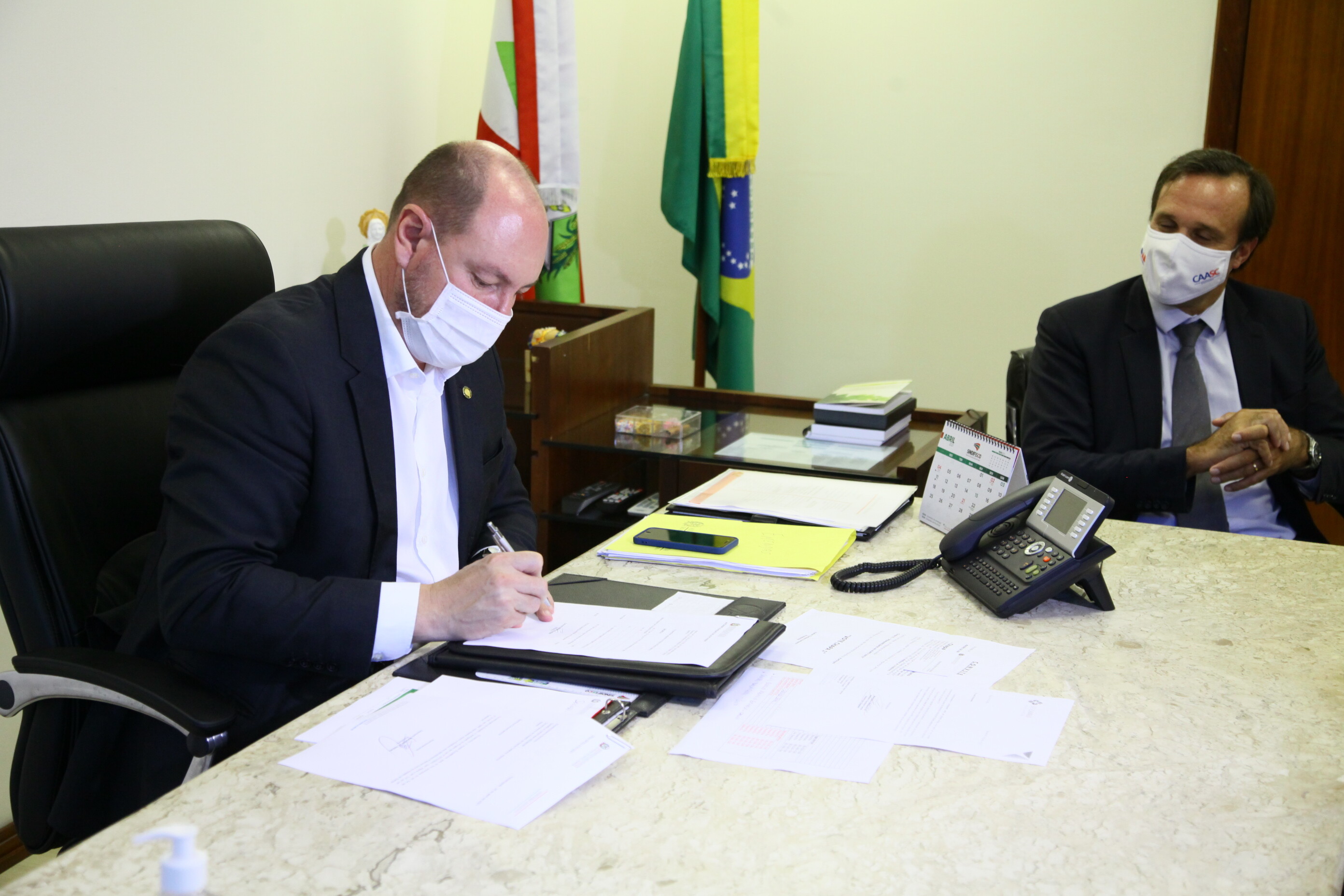 Presidente da OAB-SC acompanha autógrafo de PL sobre atividade advocatícia
