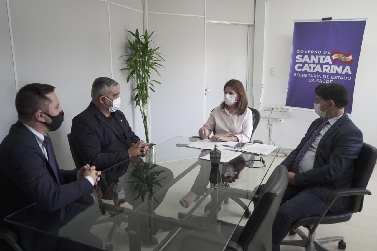 Sargento Lima trata de eventos, gratificação e remédios com a Saúde