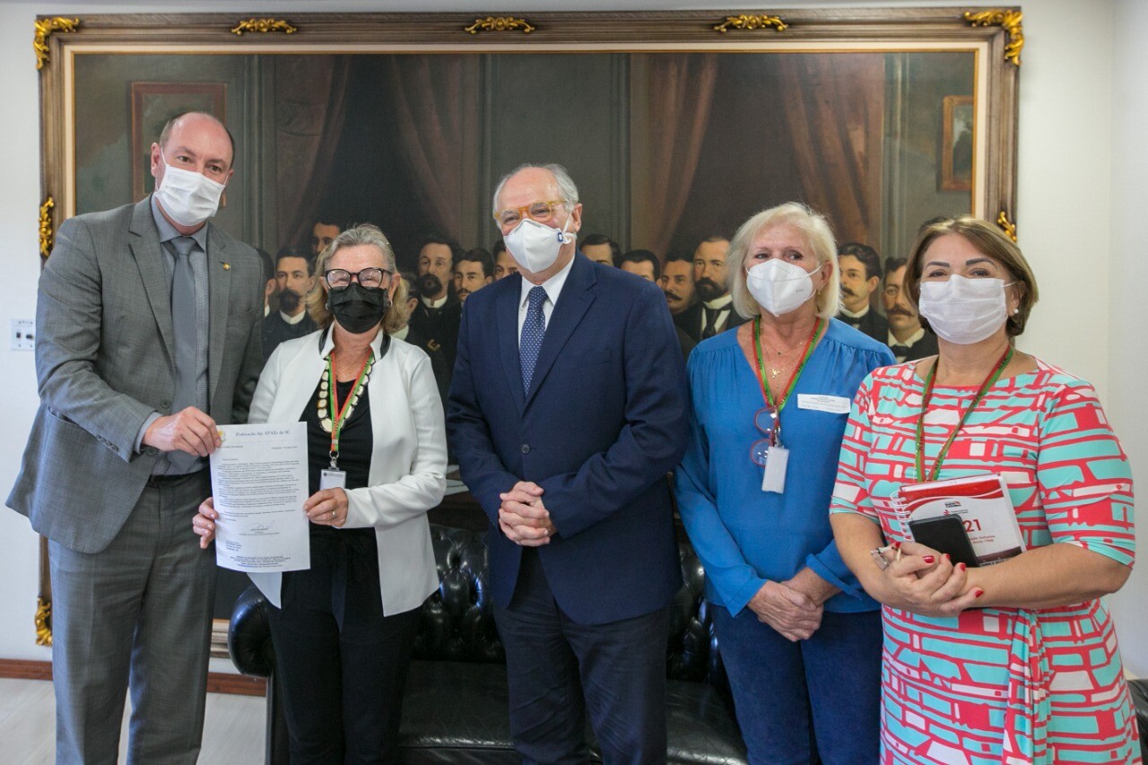 Deputados Dr. Vicente e Mauro de Nadal recepcionam a presidente da Feapaes/SC, Alice Kuerten