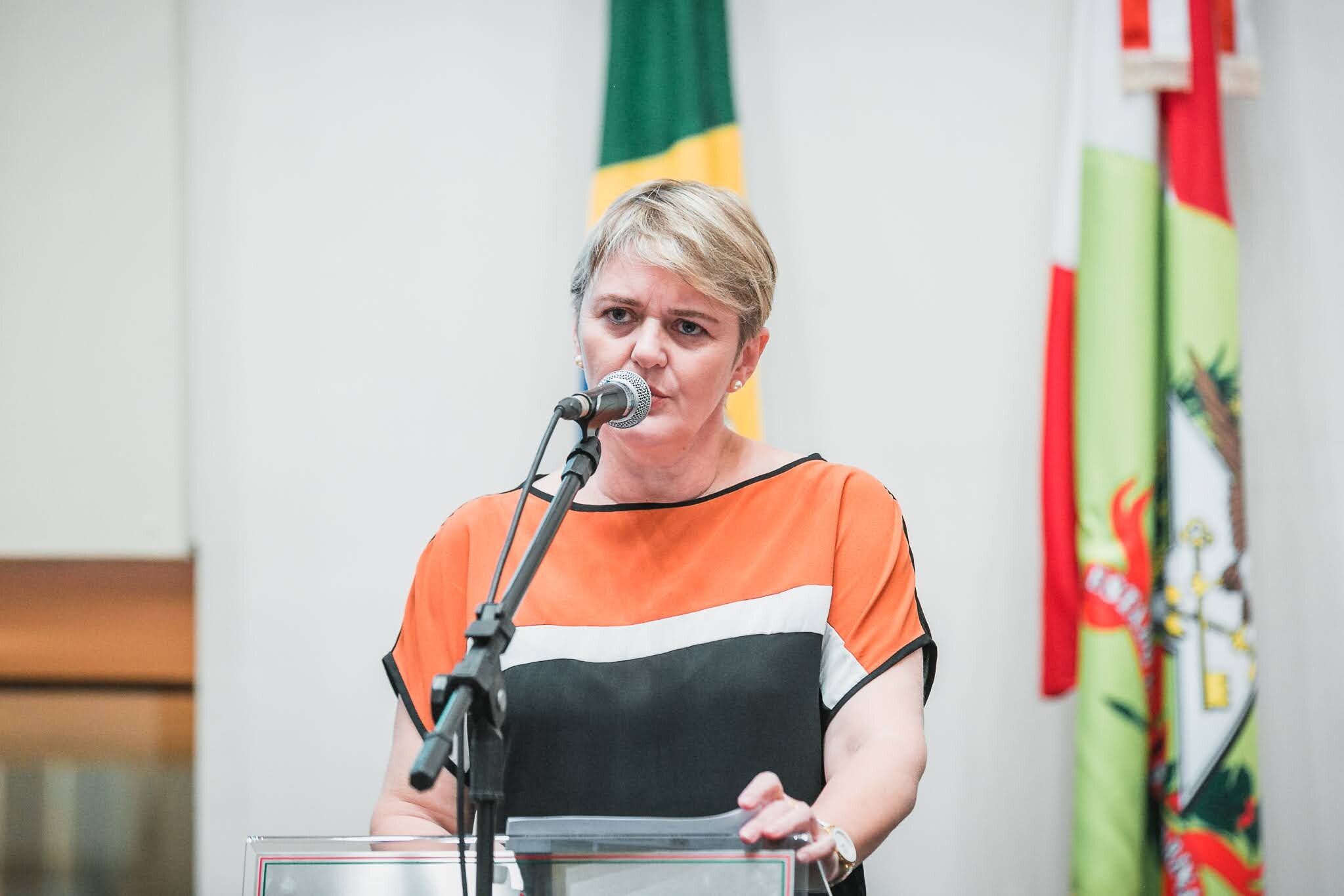 Luciane cobra data para SC iniciar vacina em profissionais da Educação