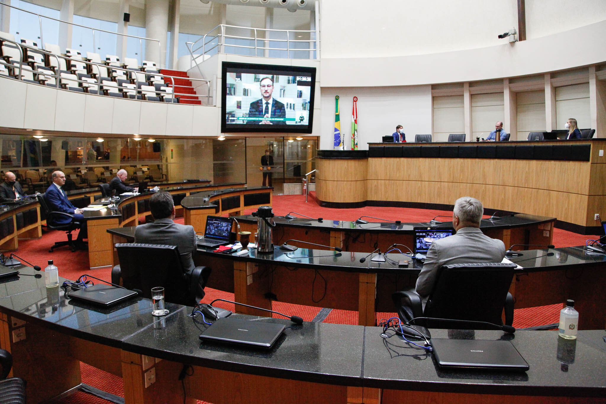 Membros do tribunal do impeachment acompanham pronunciamento da defesa do governador