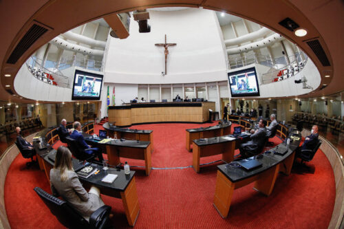 Impeachment e corte de verbas federais protagonizam as discussões na Alesc