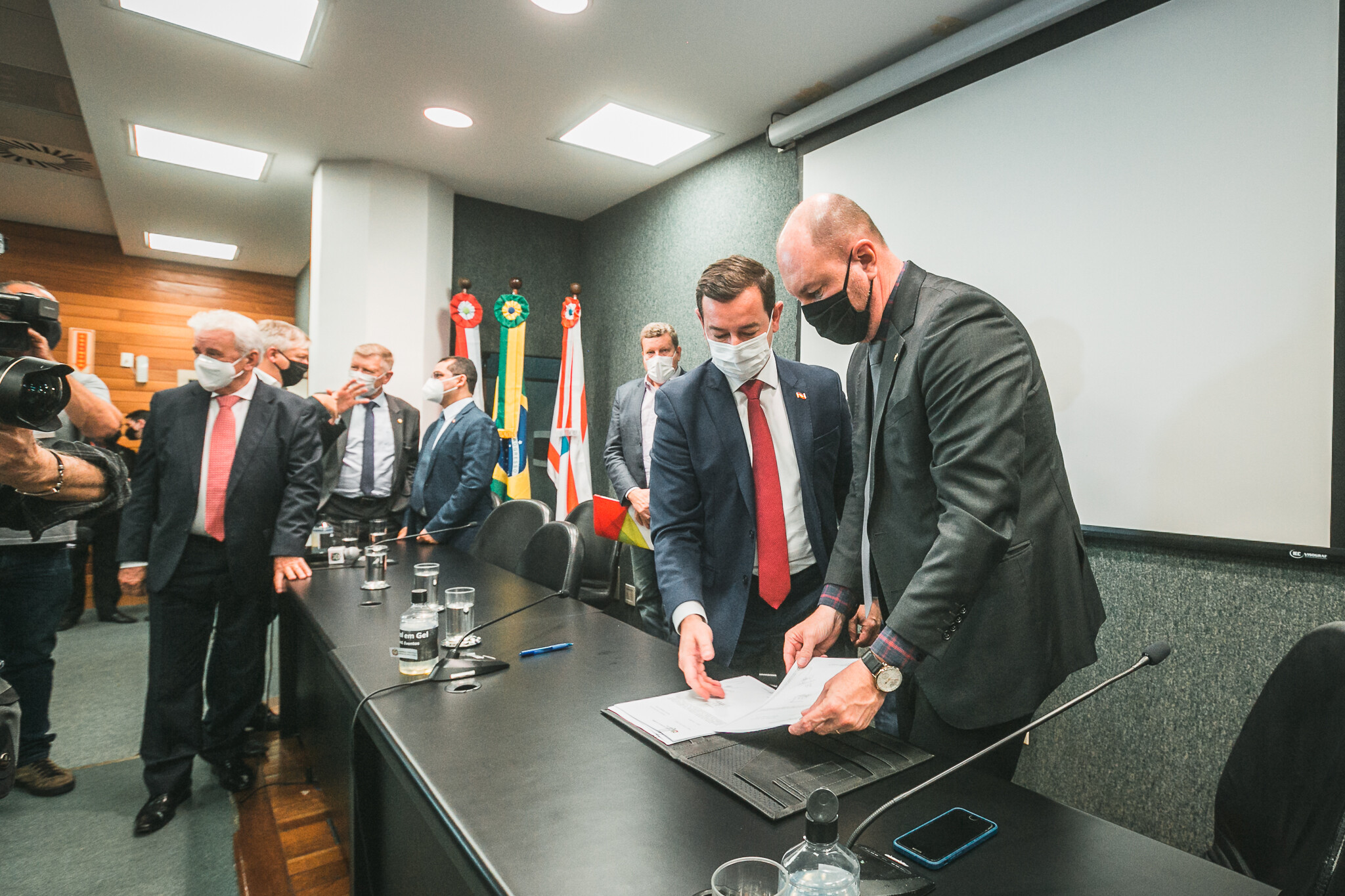 Deputado Mauro de Nadal recebe os projetos das mãos do secretário da Casa Civil, Eron Giordani