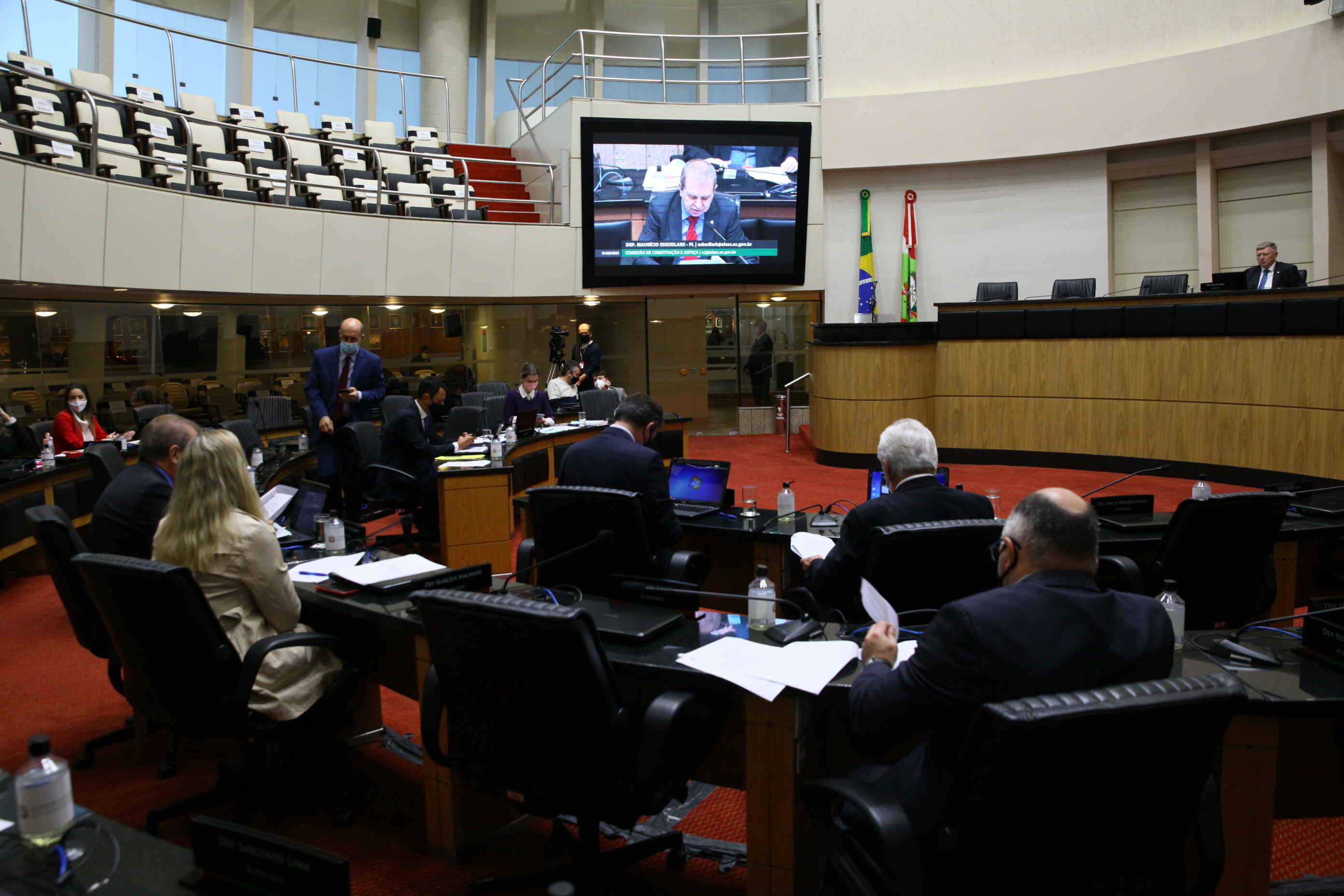 CCJ derruba vetos ao uso de verba estadual em obras de rodovias federais