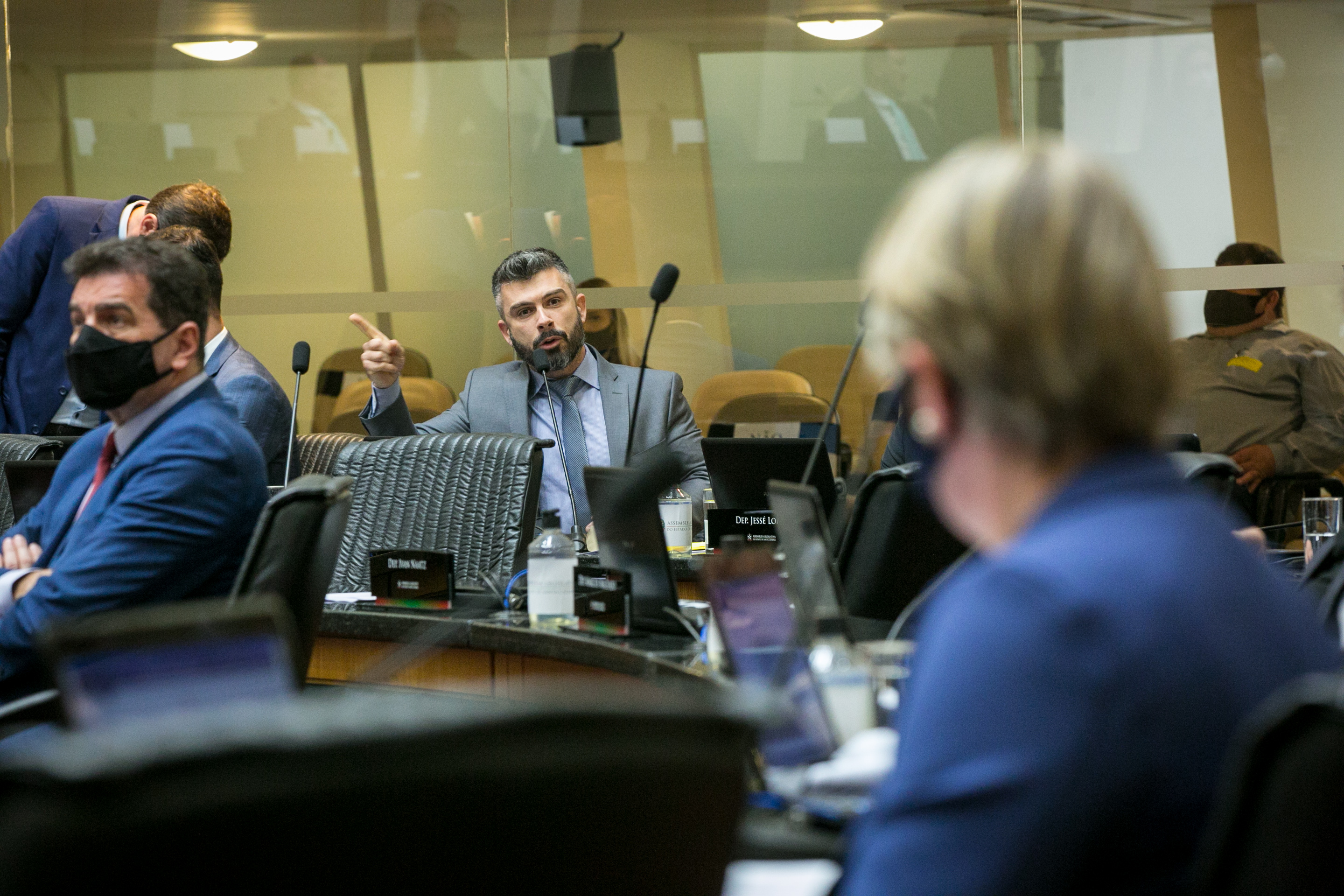 Deputado Bruno Souza (NOVO) e Deputada Luciane Carminatti (PT)