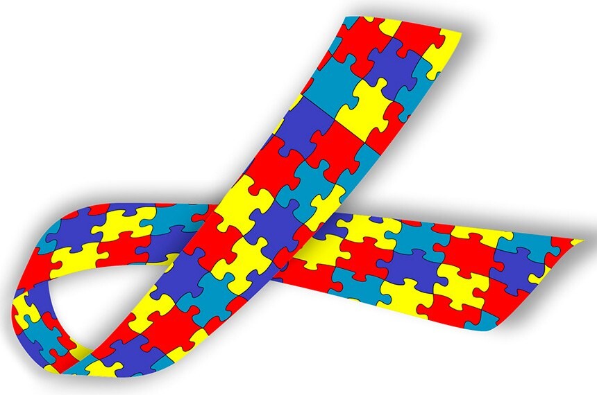 Aprovado PL que inclui símbolo do autismo em placas de atendimento