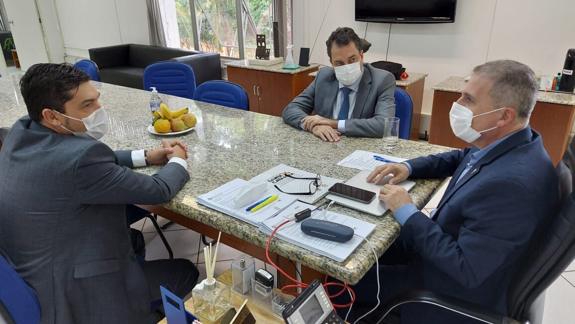 Minotto acompanha prefeito de Lebon Régis na Secretaria de Agricultura