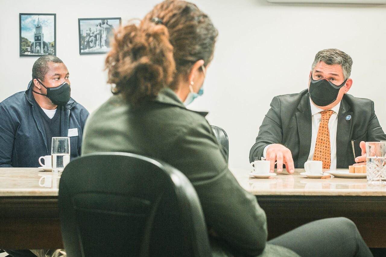 Atleta Edson Luciano Ribeiro e Wlamir Motta Campos em reunião com a deputada Marlene