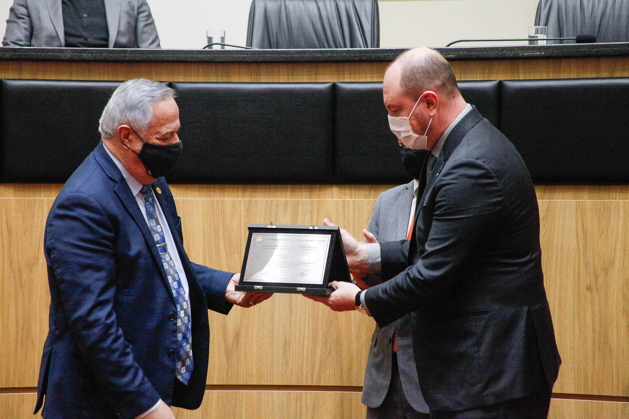 Presidente da Alesc, deputado Mauro de Nadal (MDB), à direita na foto, participa da entrega de placa comemorativa.