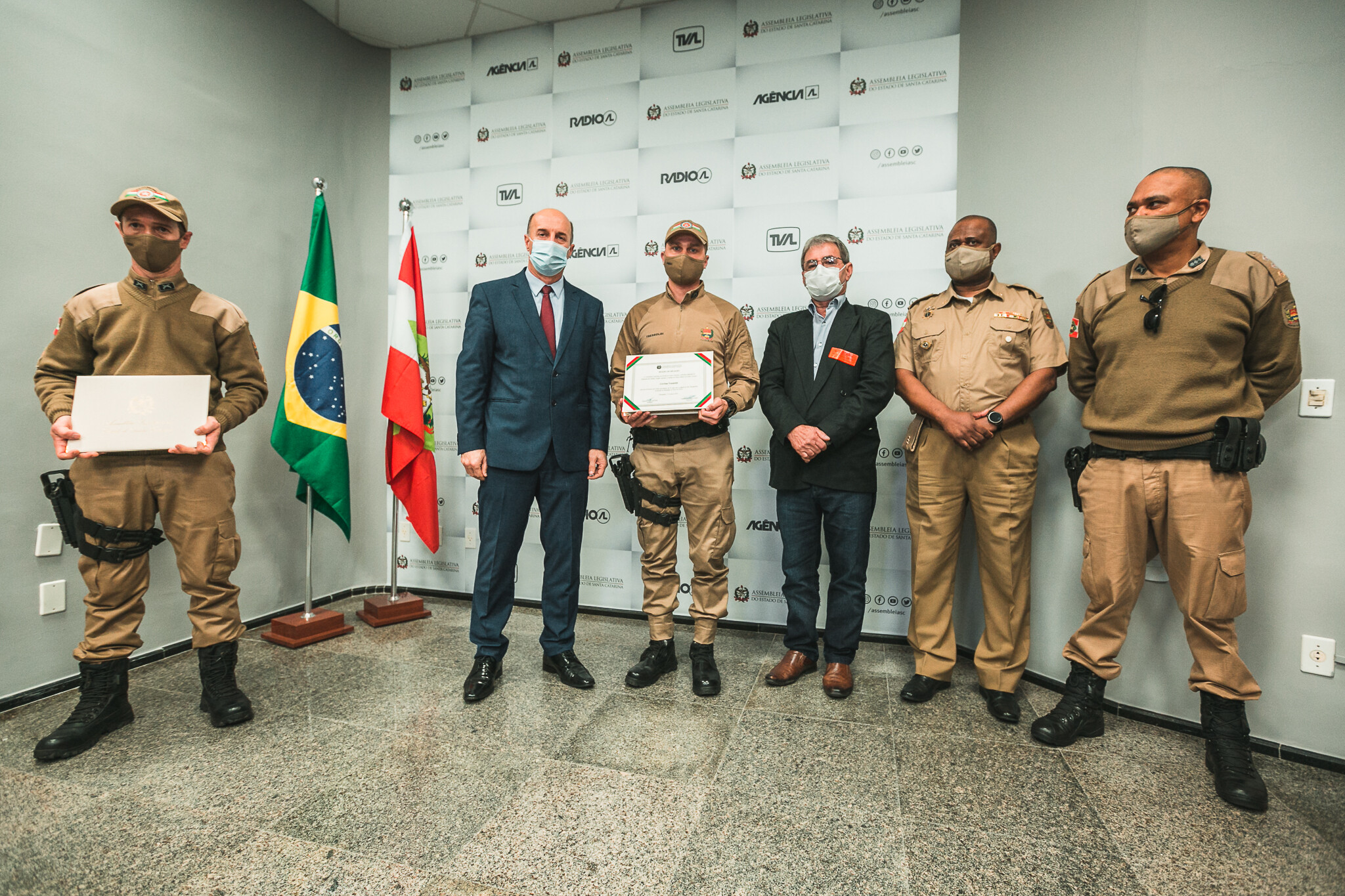 Soldados da PM são homenageados por Zé Milton