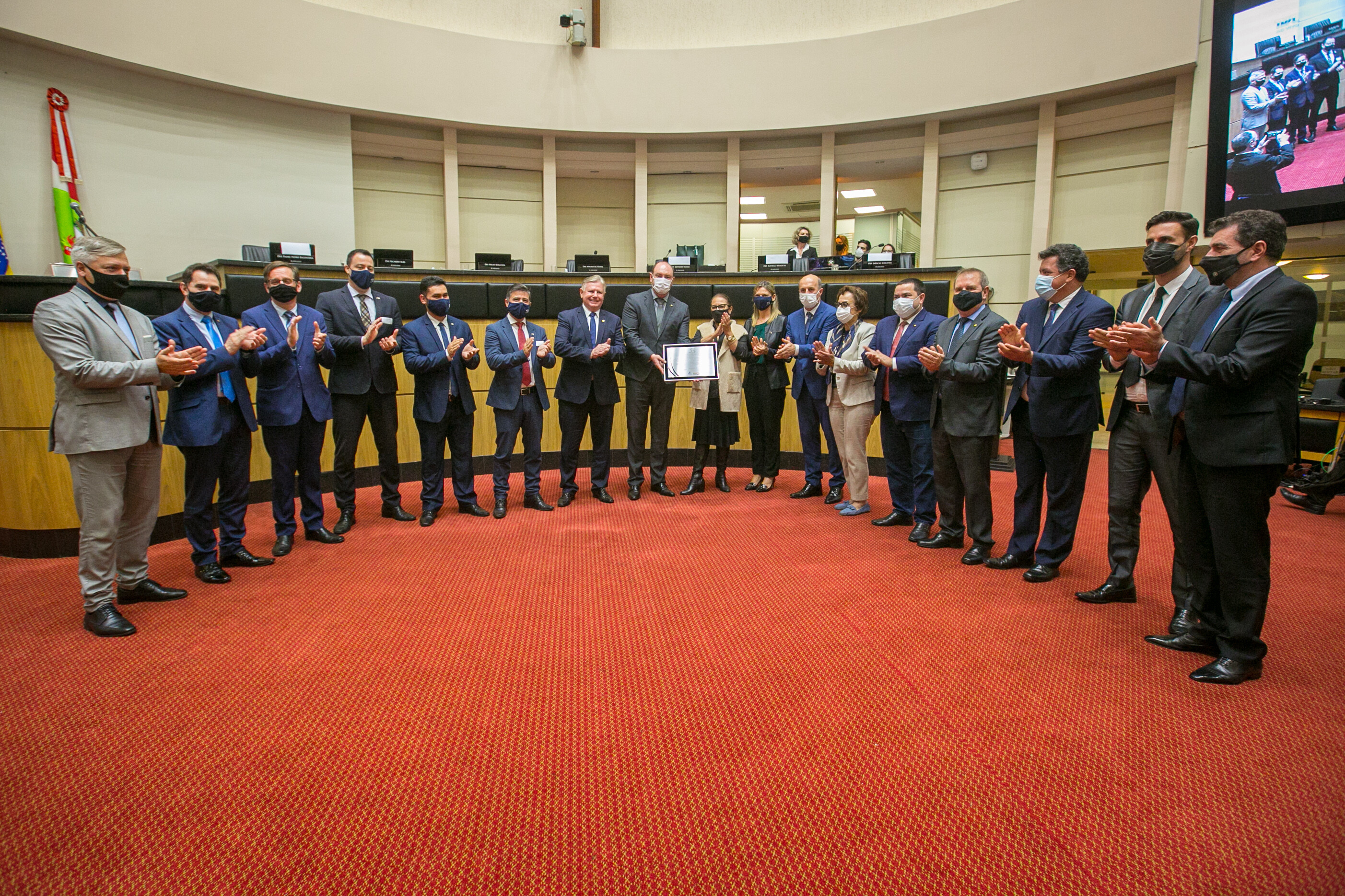 Entrega da placa à Alesc alusiva aos 50 anos da Casan