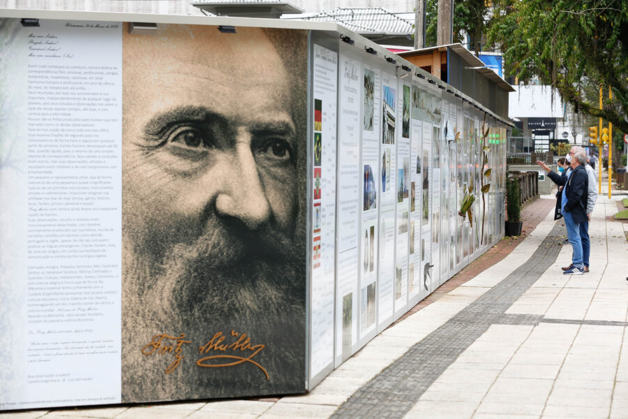 Exposição sobre Fritz Müller na prefeitura de Blumenau