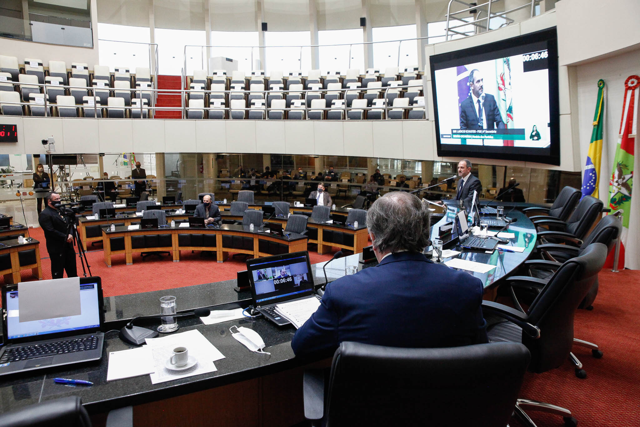 Sessão tem críticas a reajuste dos militares e à reforma da previdência