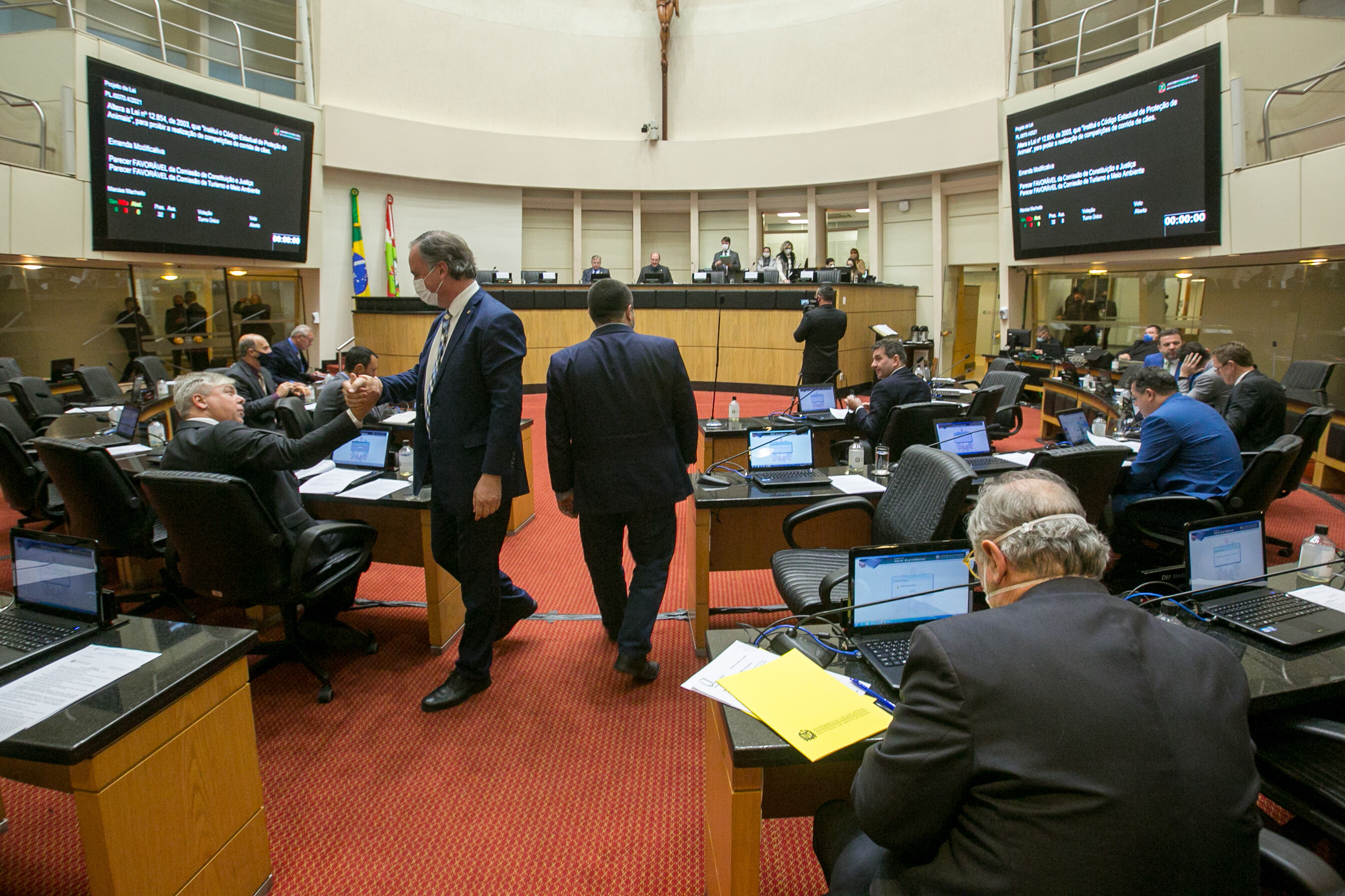Deputados aprovam projetos e admissibilidade de MPs e PEC do magistério