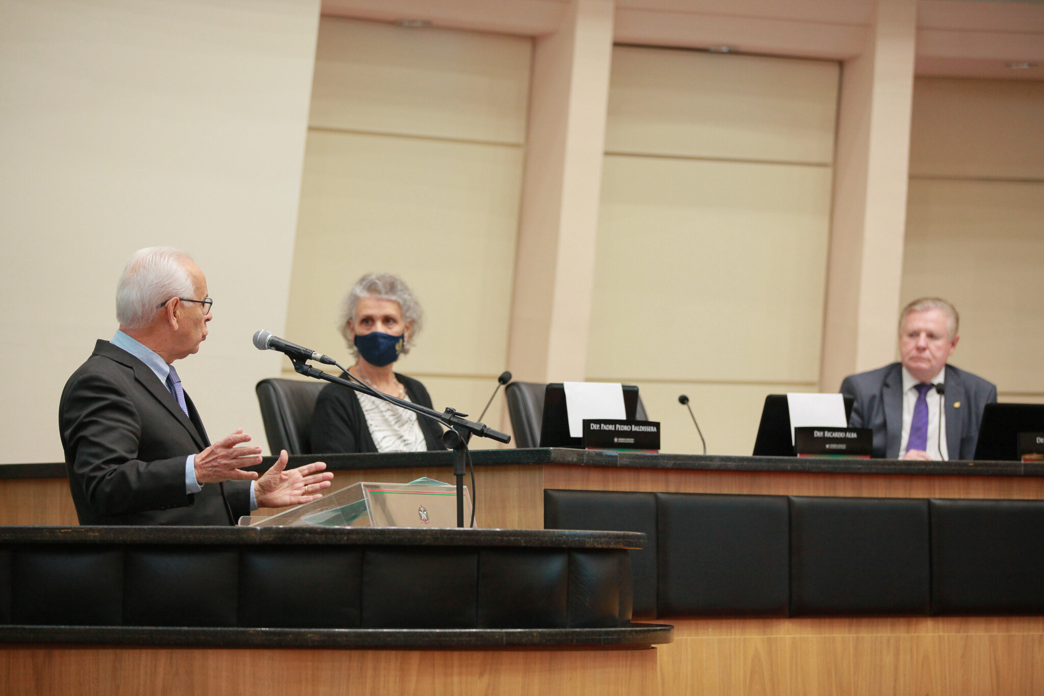 Entidade é presidida por Moacir Pereira (na tribuna), que tem como vice Maria Tereza Piacentini