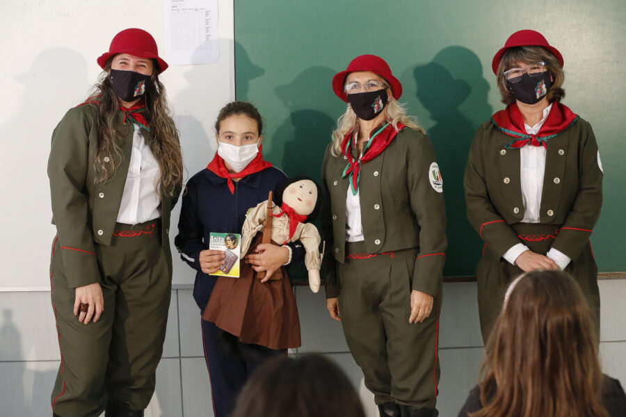 Boneca Anitinha é utilizada em escolas de Lalpara ensinar sobre a trajetória da heroína dos dois mundos