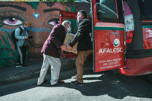 Servidores da Alesc fazendo a entrega de alimentos em uma das comunidades