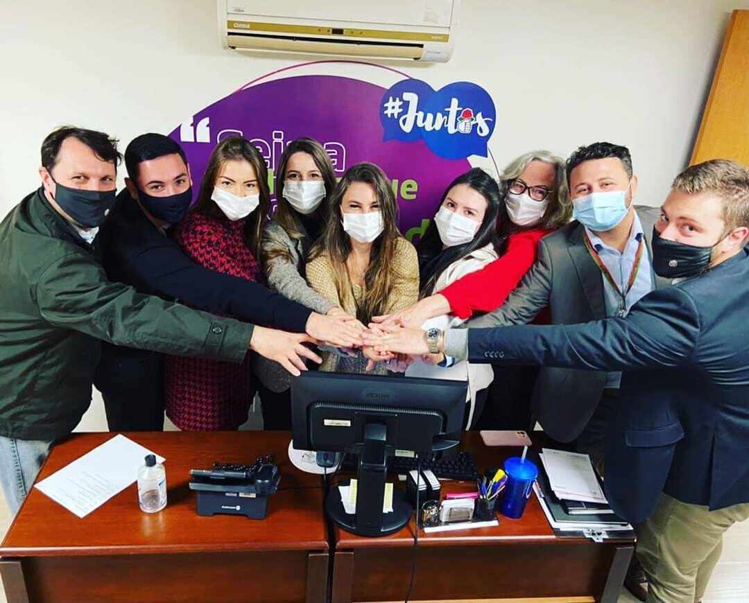 Paulinha marca o Dia do Amigo trabalhando muito por SC e agradecendo a sua equipe