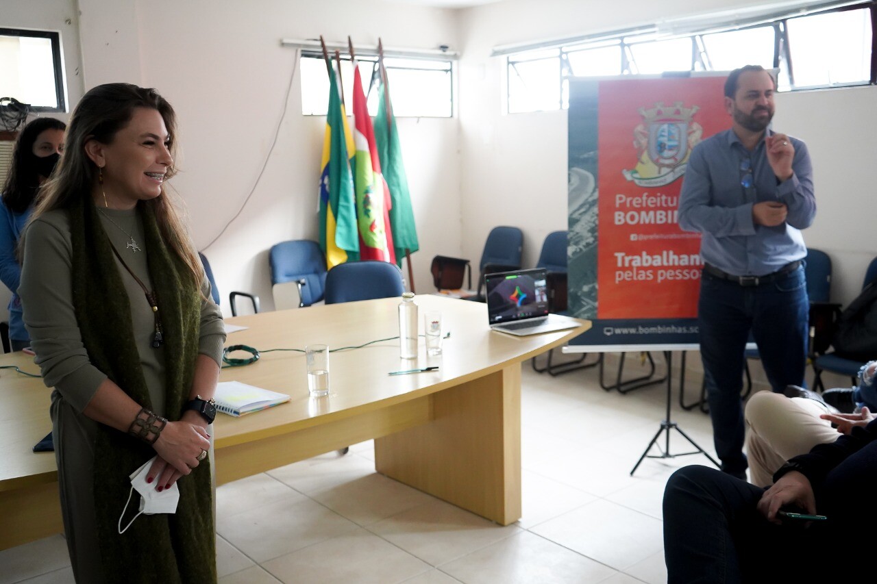 Paulinha inicia dia em reunião com representantes do setor turístico catarinense