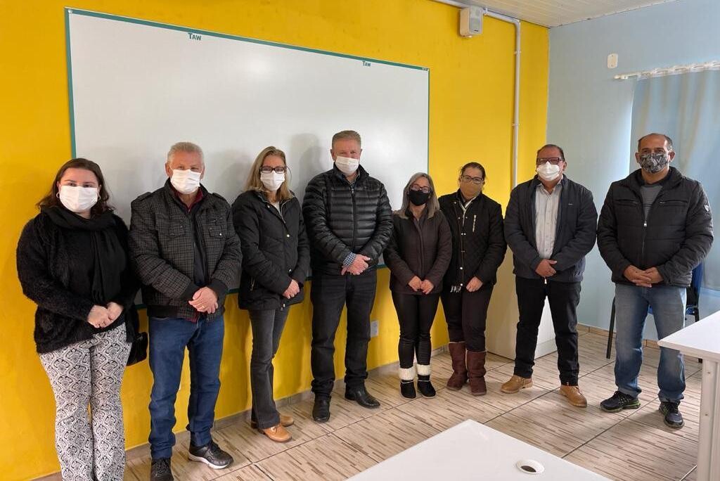 Berlanda visita sala de aula digital criada com recursos de emenda de sua autoria