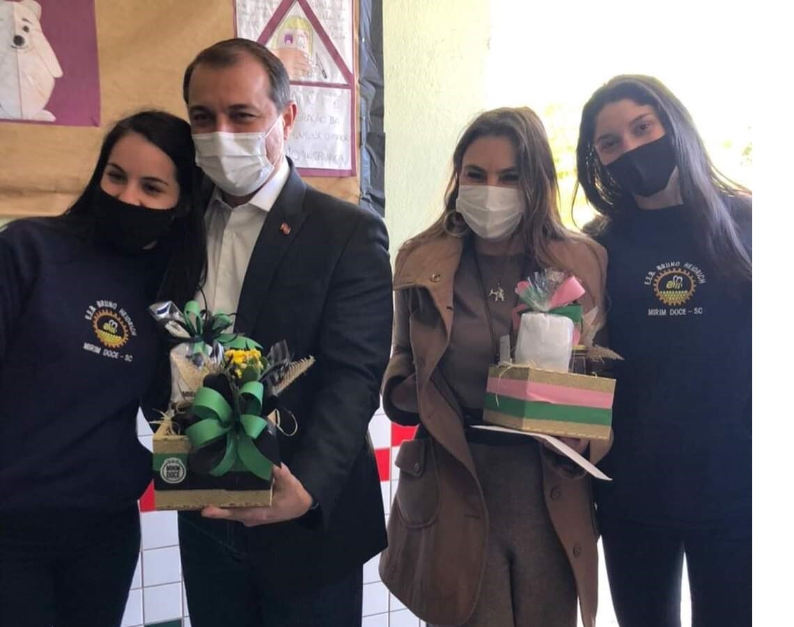 Em Mirim Doce, recepção calorosa na escola estadual Bruno Heidrich para Paulinha e governador