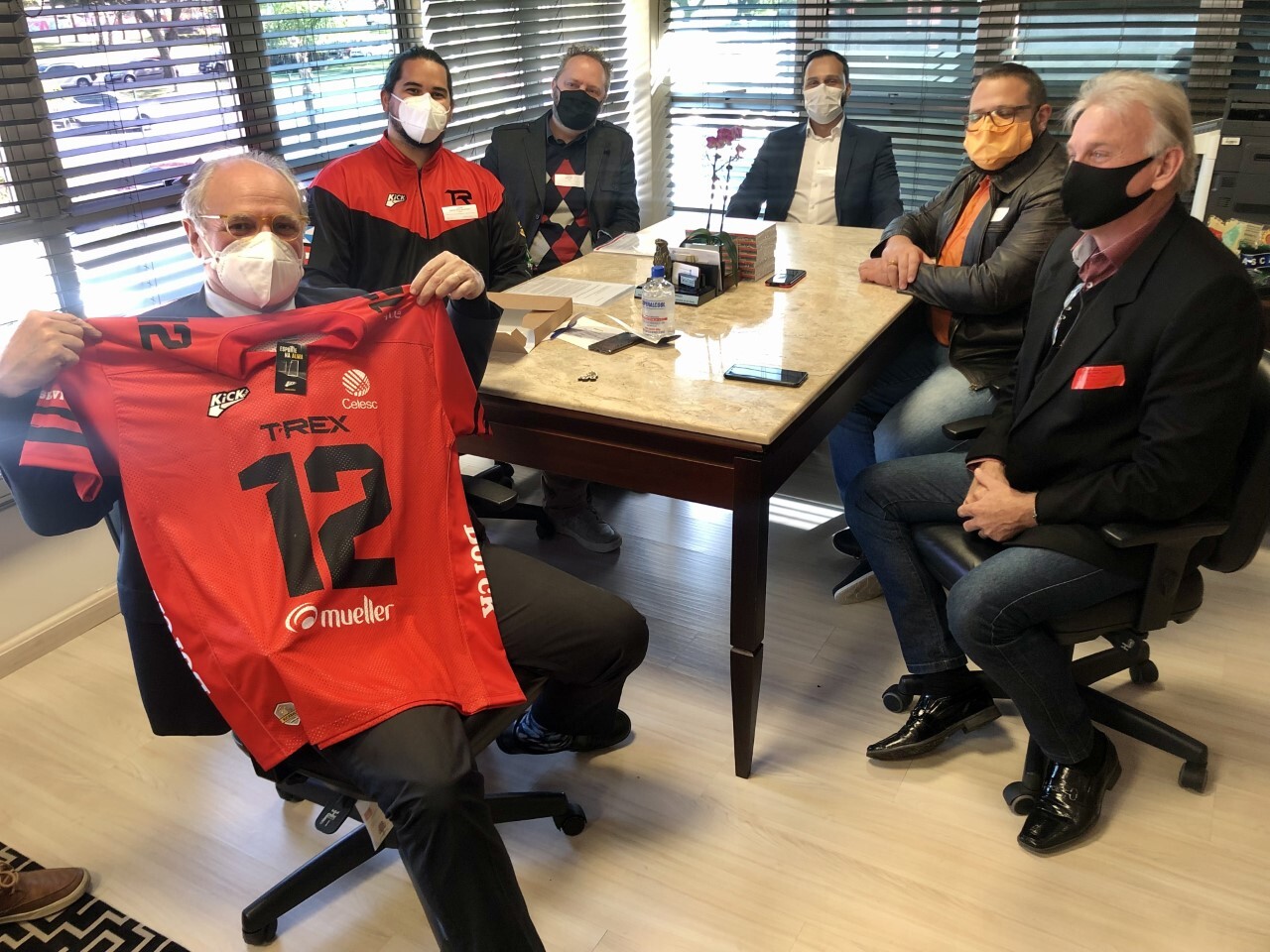Dr. Vicente apoia projeto do Timbó Rex de futebol americano