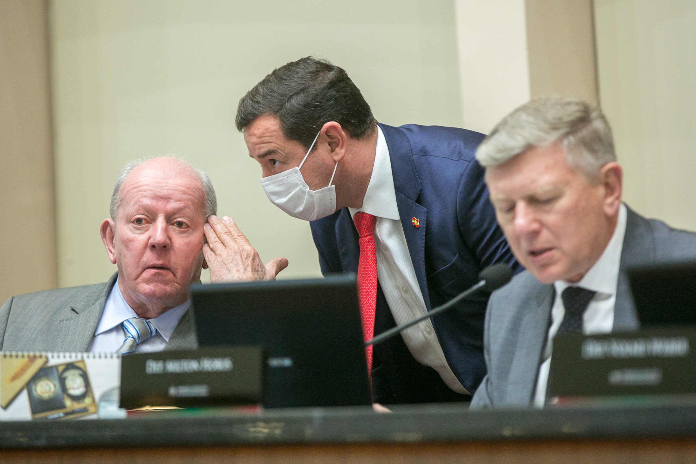 Deputado Marcos Vieira (PSDB), Secretário da Casa Civil Eron Giordani e Deputado Milton Hobus (PSD)