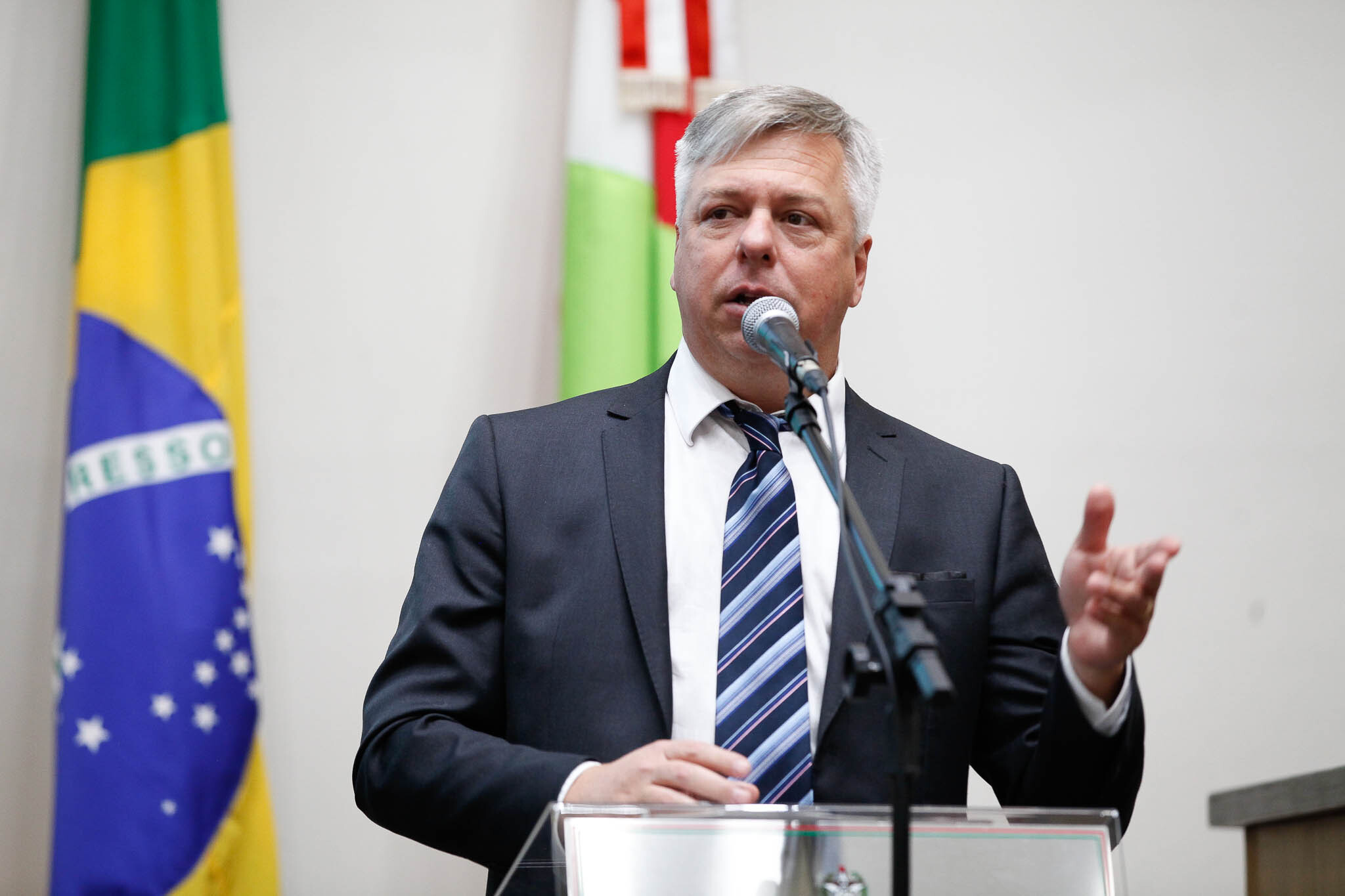 Fabiano defende Celesc pública e diz que população é induzida a defender venda