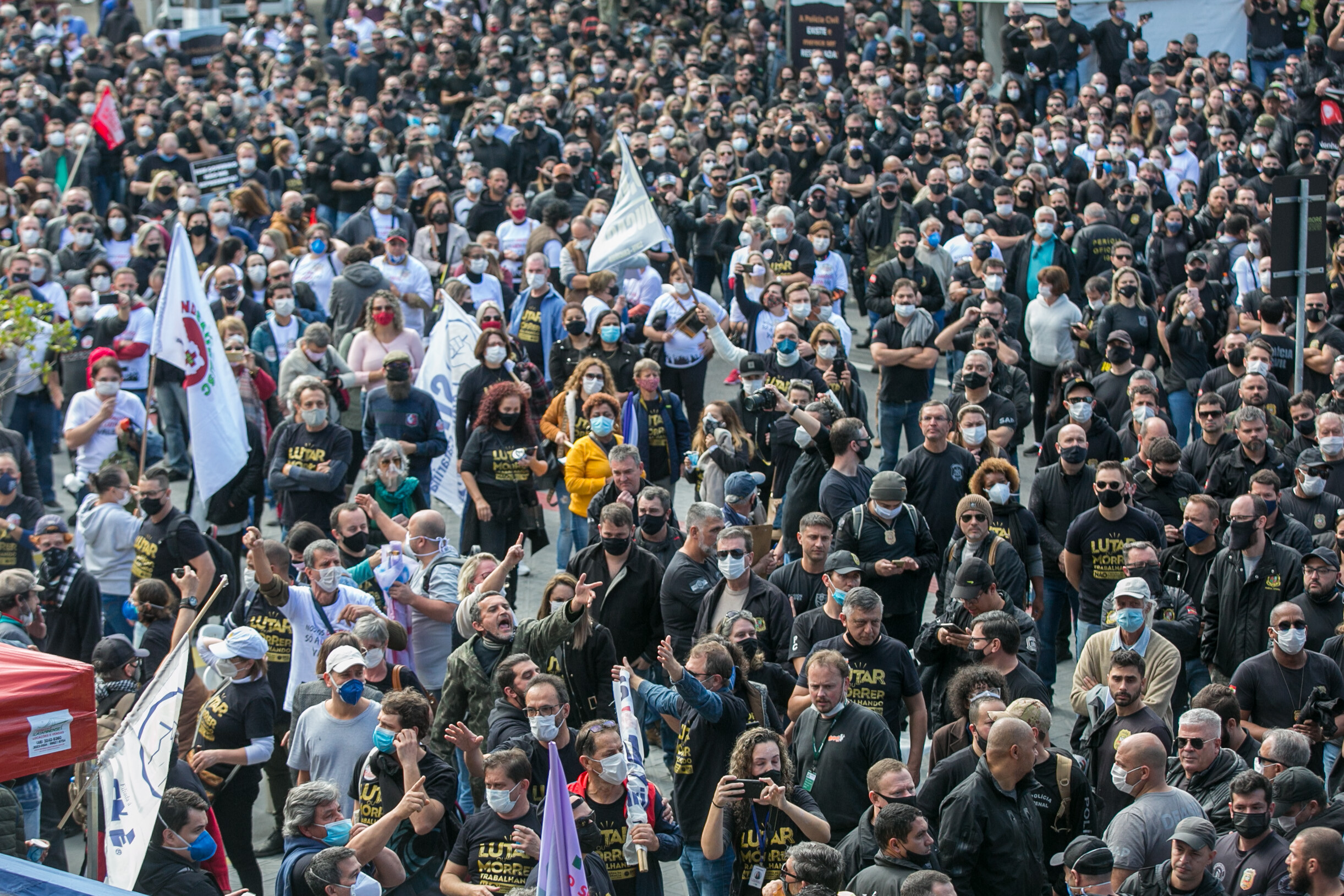 Servidores acompanham votação da reforma em frente à Alesc