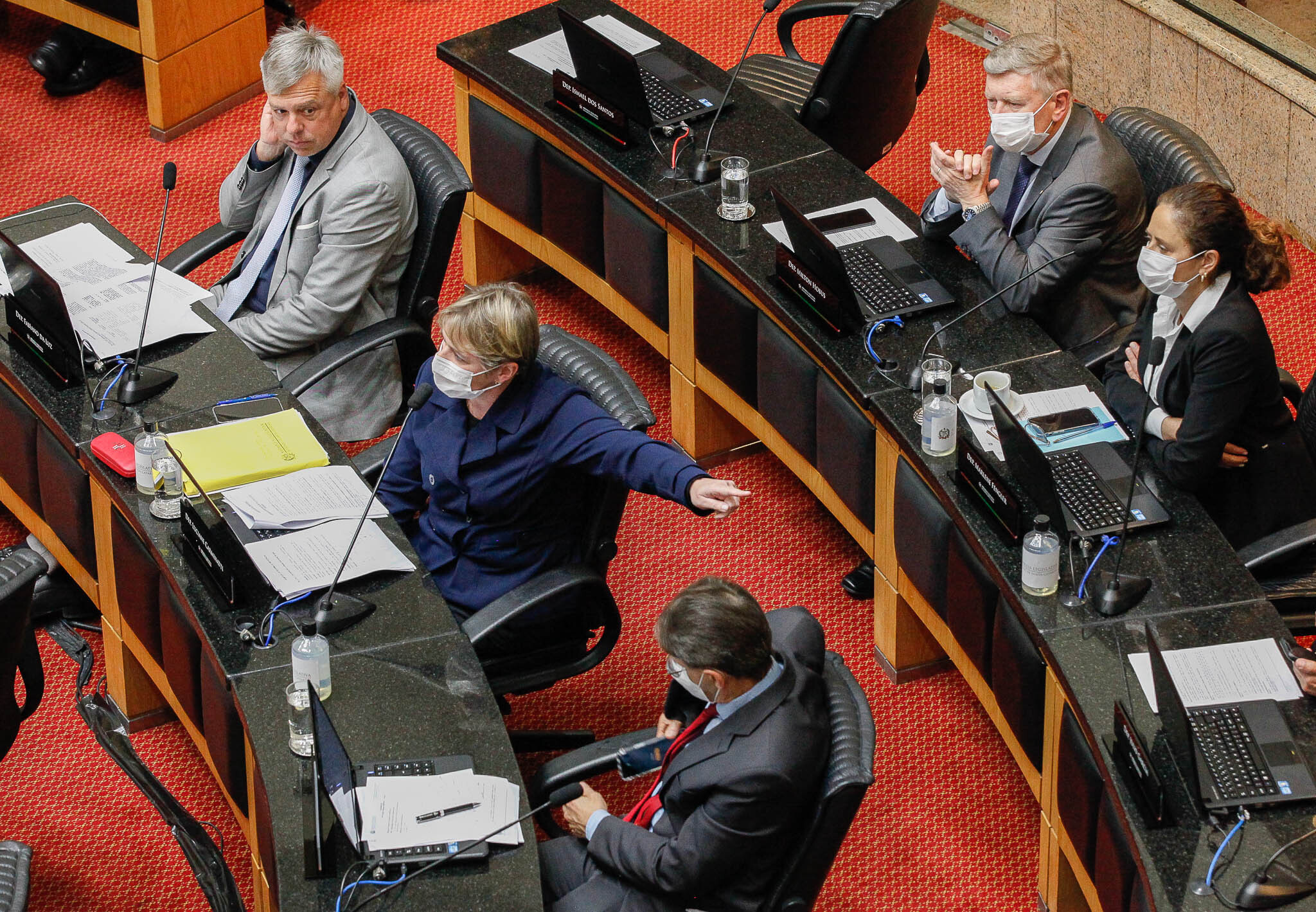 Deputados tentam alterar pontos da reforma durante a votação em plenário