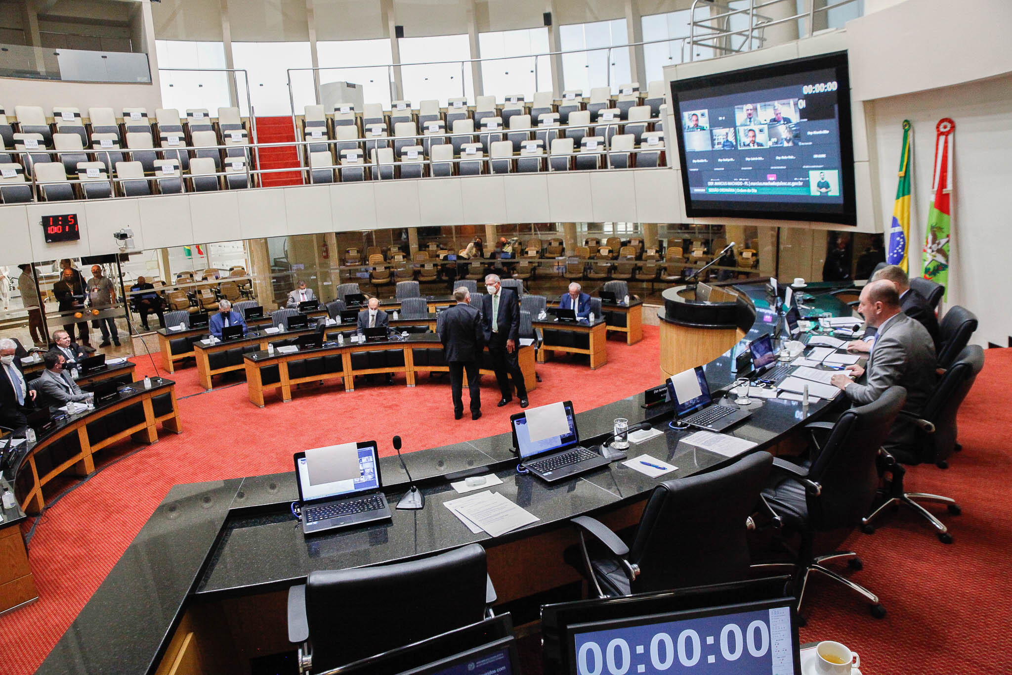 Deputados destacam aumento para o magistério, valendo já para agosto