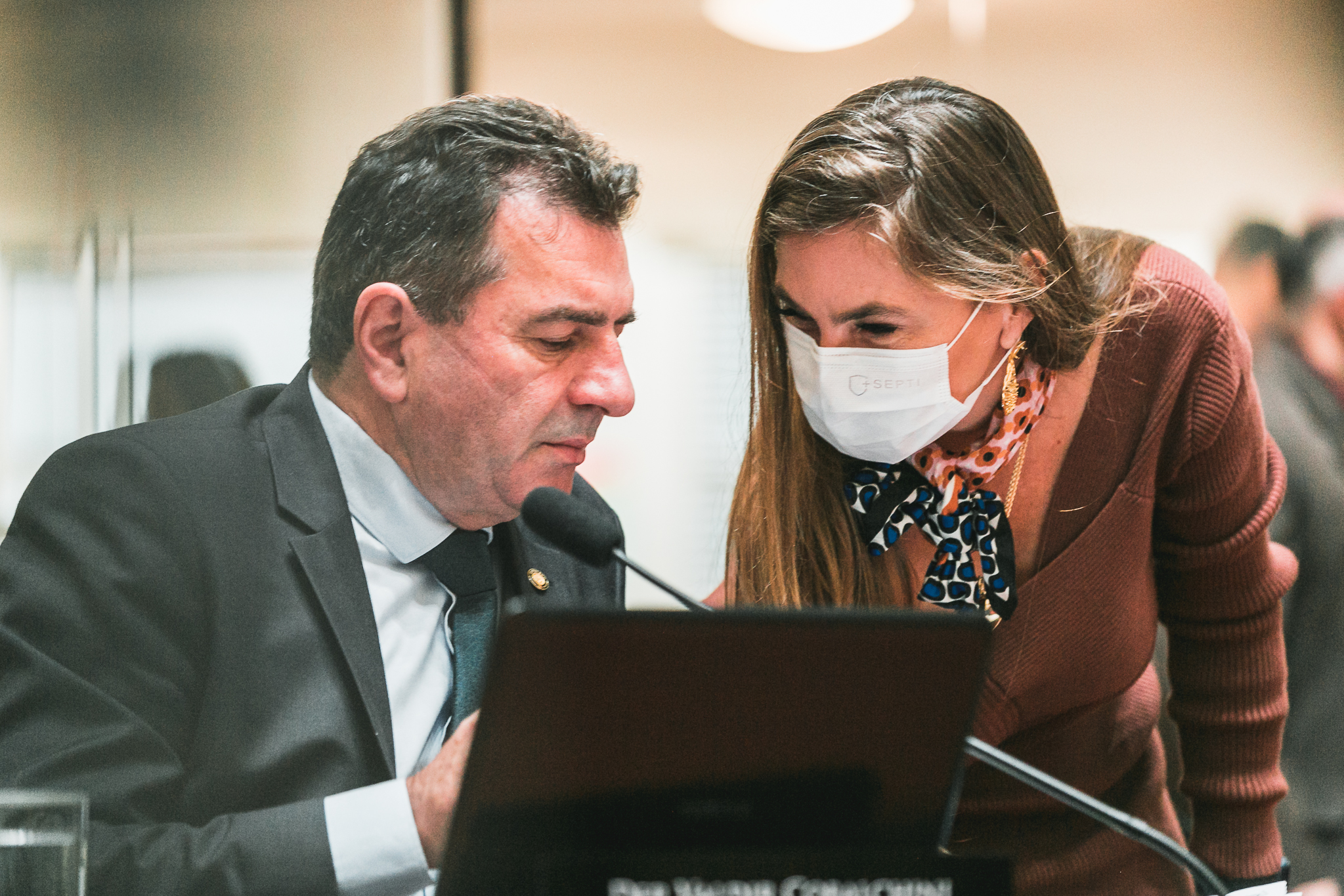 Deputada Ana Paula da Silva (Sem Partido) - Deputado Valdir Cobalchini (MDB)