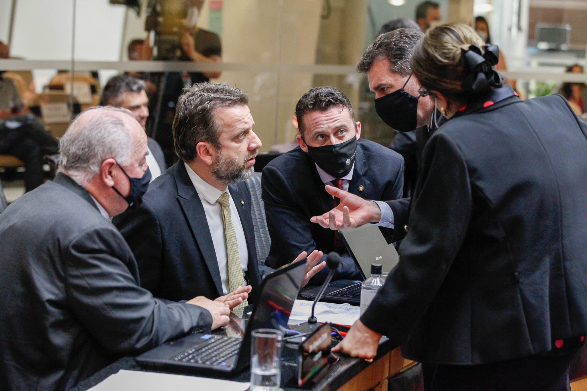 Deputado Romildo Titon (MDB), Deputado Jerry Comper (MDB), Deputado Fernando Krelling (MDB), Deputado Valdir Cobalchini (MDB), Deputada Ada Faraco de Luca (MDB)