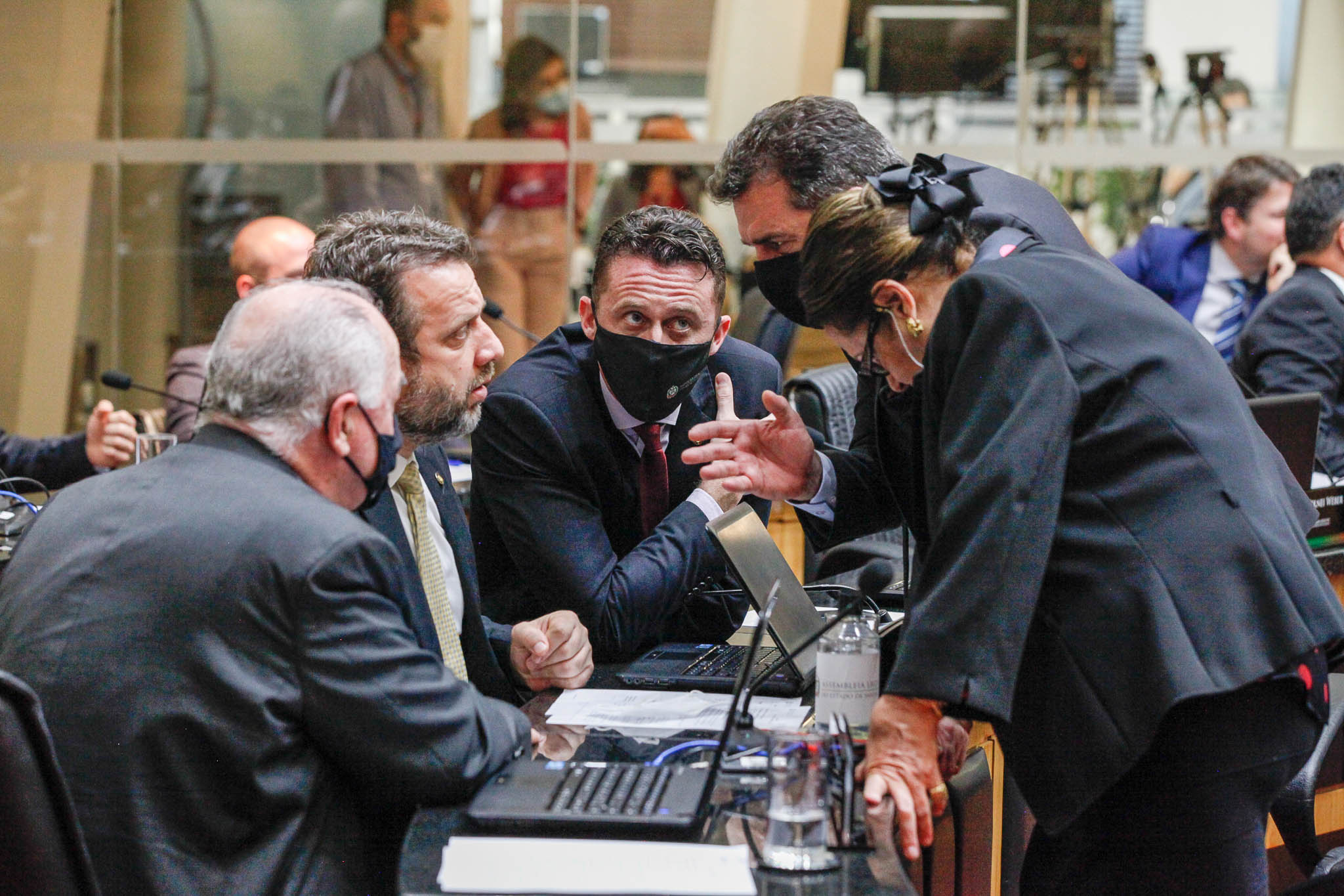 Deputado Romildo Titon (MDB), Deputado Jerry Comper (MDB), Deputado Fernando Krelling (MDB), Deputado Valdir Cobalchini (MDB), Deputada Ada Faraco de Luca (MDB)