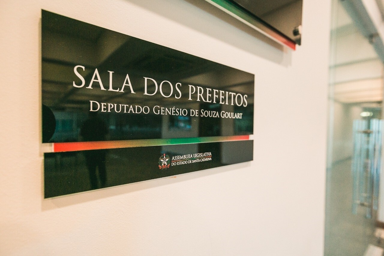 Alesc e Fecam firmam parceria e criam espaço para atender prefeitos