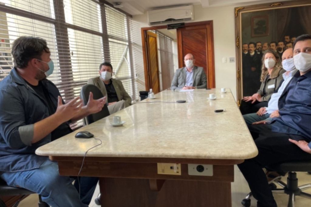 Firmada parceria com Udesc para criação de camarão orgânico em Laguna