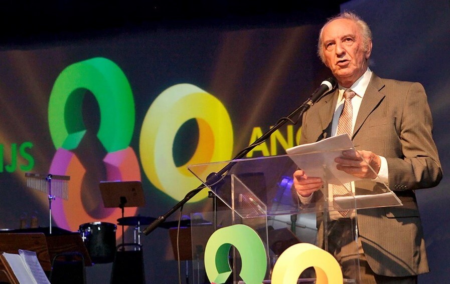 Na tribuna da Alesc, Dr. Vicente  presta homenagem ao jornalista Geraldo José