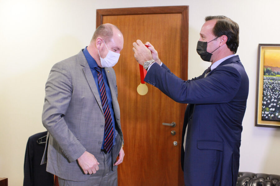 Presidente da Alesc, Mauro De Nadal, recebendo a medalha OAB