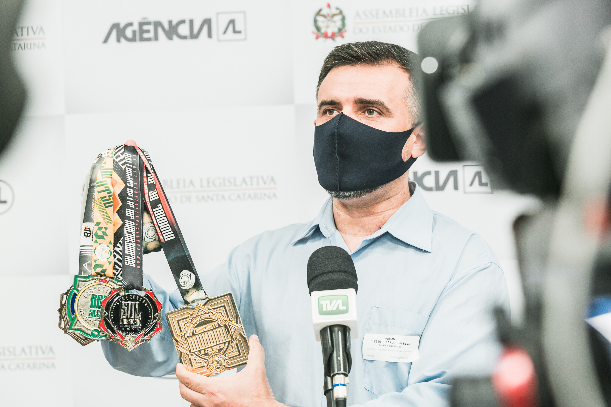 Cleber de Farias da Silva apresenta medalhas de conquistas nacionais e internacionais