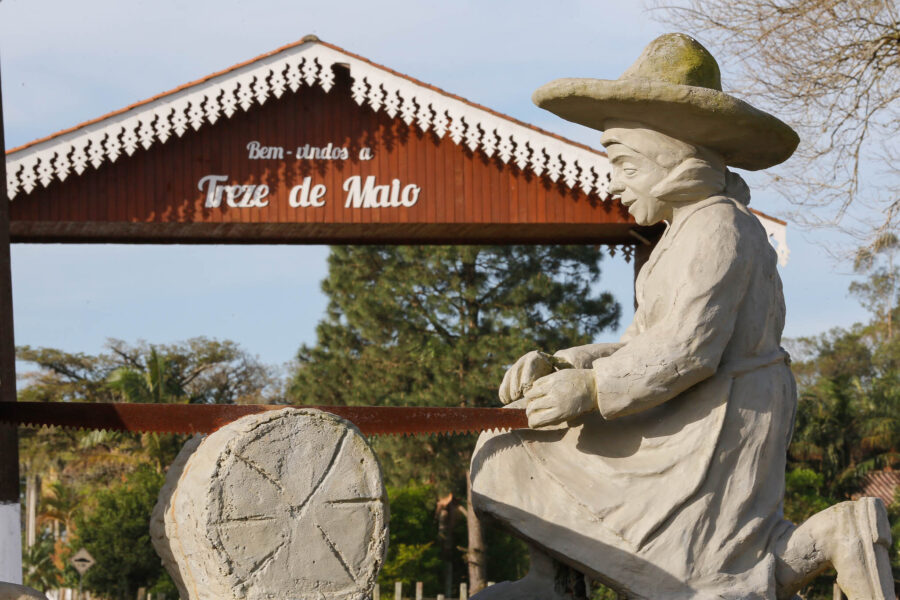 No município de Treze de Maio, deputado ajuda a concretizar pavimentação da estrada geral São João da Urussanga Baixa, que dá acesso a ponto turístico