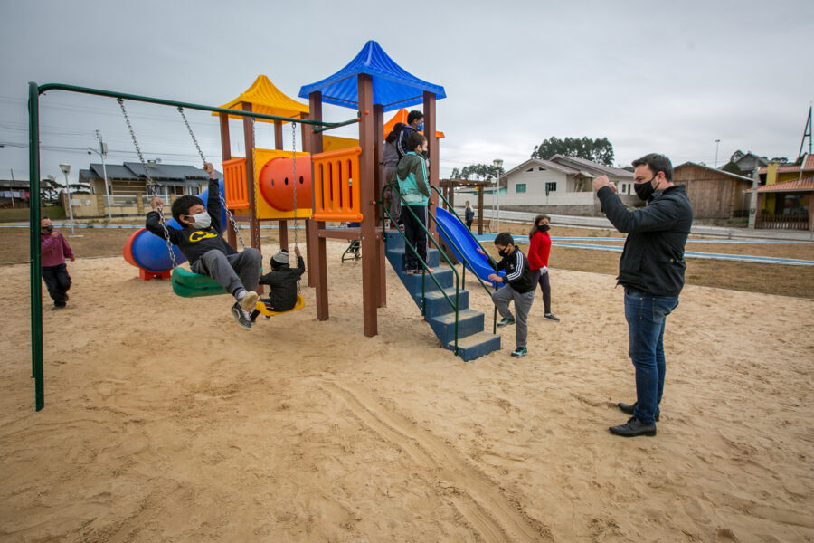 Deputado visita obras em parque infantil, na praça central de Palmeira, construído com recursos de emenda impositiva de seu mandato
