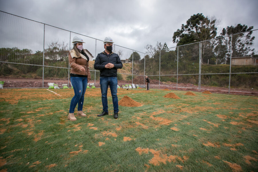 Visita a quadra de grama sintética em construção