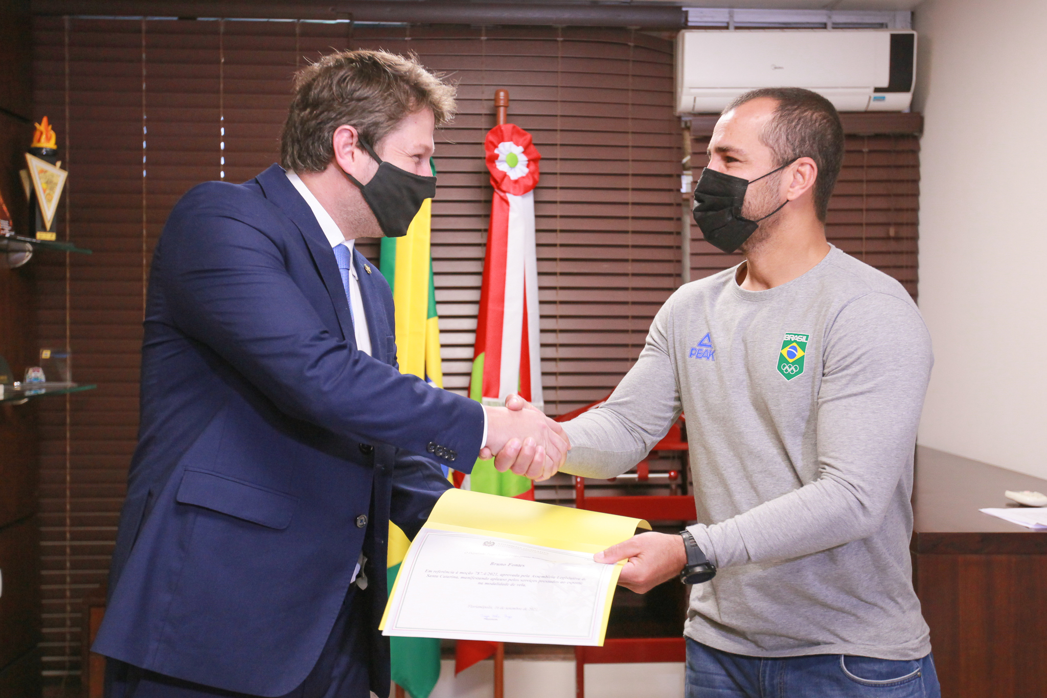Deputado Tiago Frigo entrega homenagem ao atleta Bruno Fontes