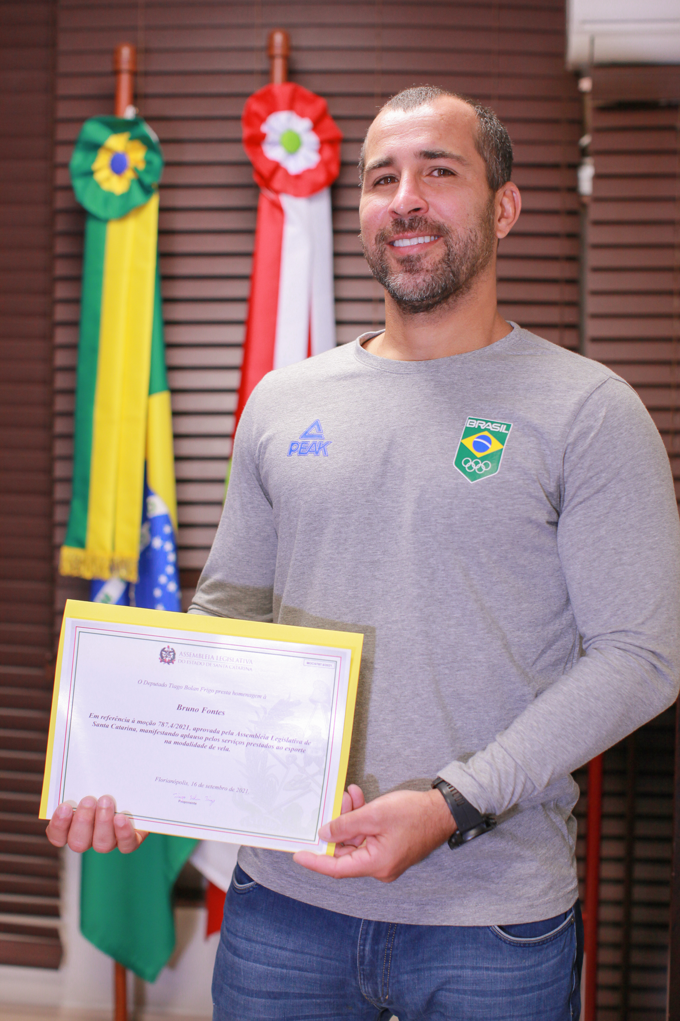 Deputado Tiago Frigo entrega homenagem ao atleta Bruno Fontes