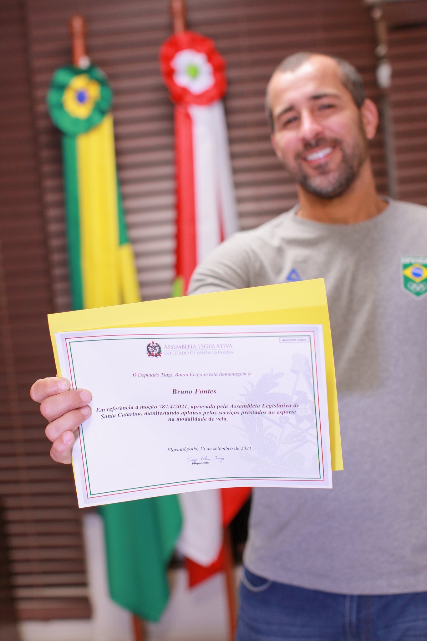 Deputado Tiago Frigo entrega homenagem ao atleta Bruno Fontes